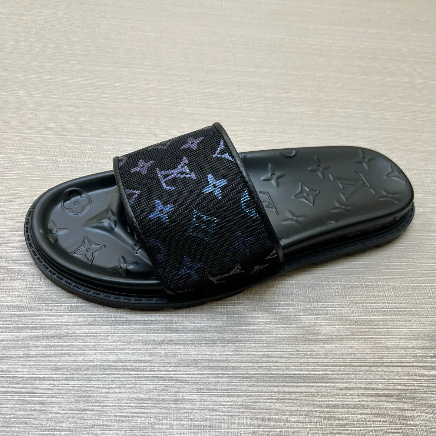 P270🏆Louis Vuitton 🏆[Louis Vuitton] Spring/Summer 2025 [Men's Flip Flops] 🎯🎯As an active family in the fashion industry ⭐ Lv is characterized by bold innovation ⚡Create this casual business style for Chinese fashionable men ✨The fabric is made of imported high-grade cowhide 🔥 Clean and neat ⚡Fashionable and elegant🌹Breathable, sweat-absorbent and deodorant👈So luxurious, high-end and domineering. 👍Must be sold if you repost the picture. Number of yards: 38--46. Color: 🎉 For large quantities. Welcome to repost.